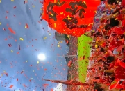 乐动体育平台-球迷狂欢庆祝球队取得历史性胜利