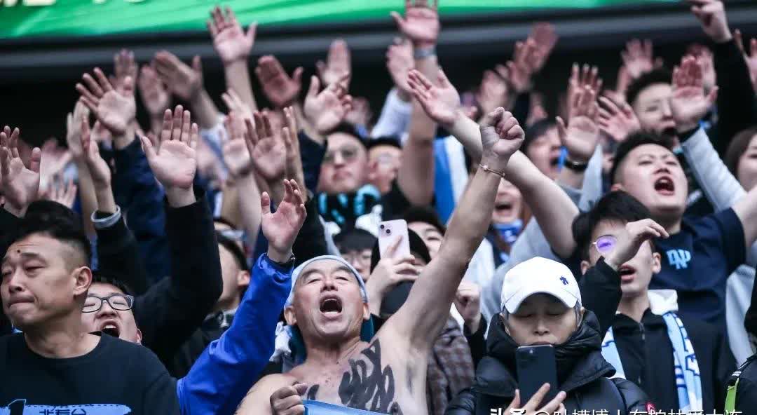 鹿岛鹿角球迷现场助威，球队士气高涨的简单介绍