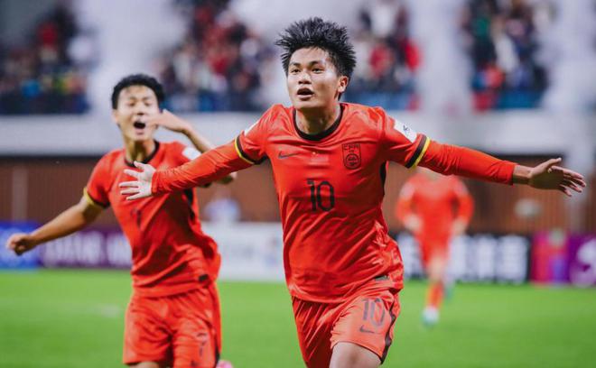 国足东亚杯噩梦开局！李东炅远射世界波，7年7战韩国从未零