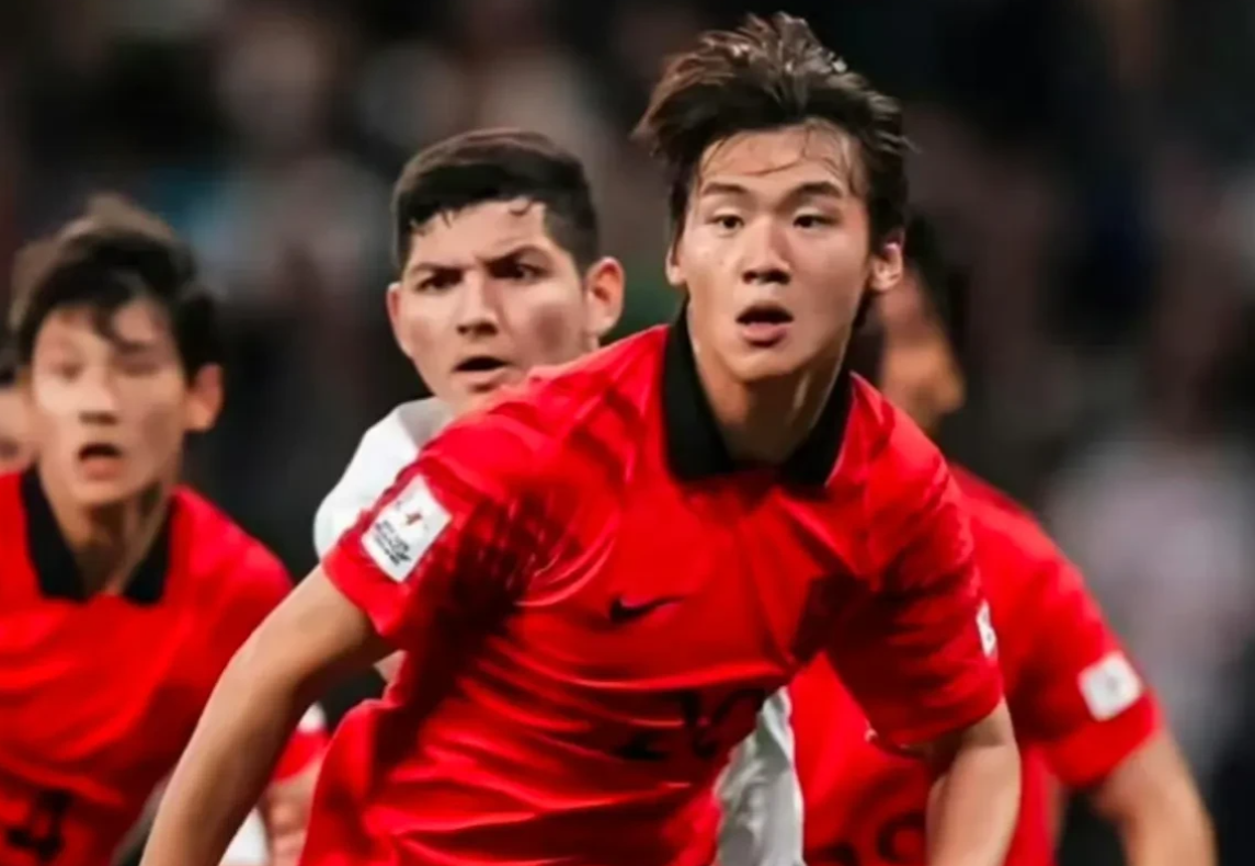 国足东亚杯噩梦开局！李东炅远射世界波，7年7战韩国从未零