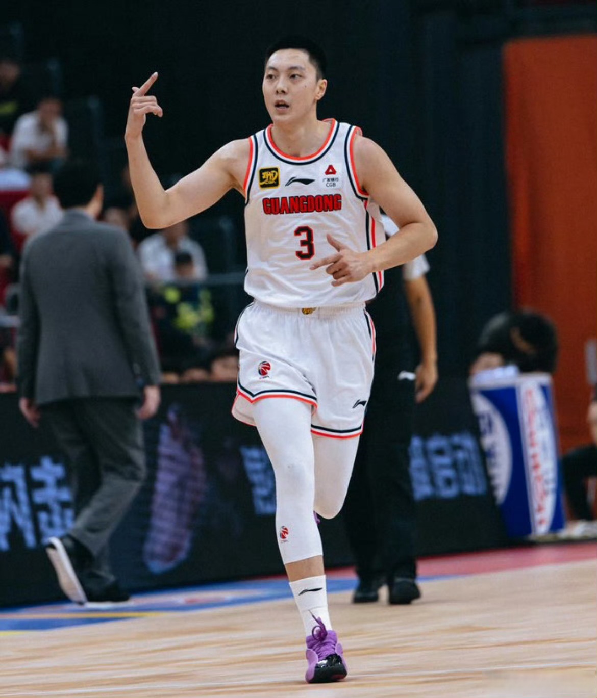 胡明轩三分绝杀中国男篮险胜尤文图特