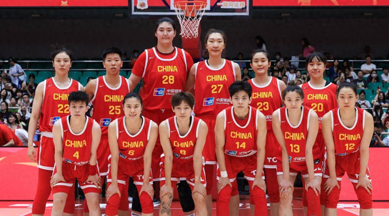 《歌唱祖国》响彻全场中国女篮全胜夺冠