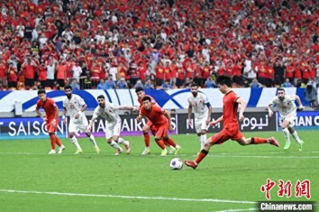 中国男足世预赛小组赛末轮2:0击败泰国队，收官战告捷