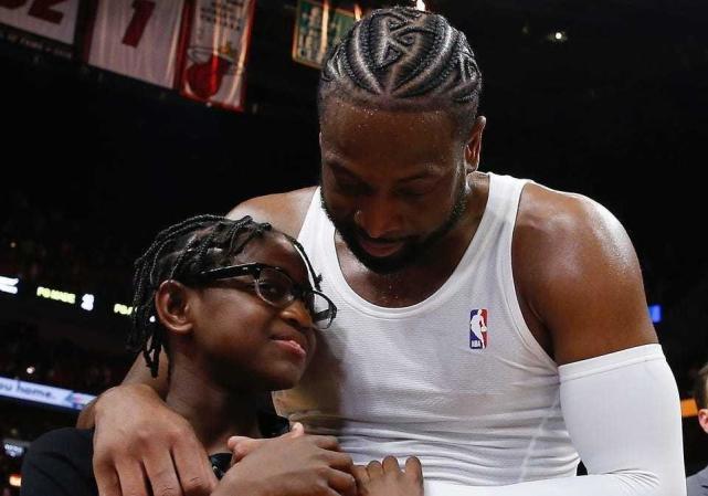 父爱如山！NBA官媒发亚历山大亲子视频的简单介绍