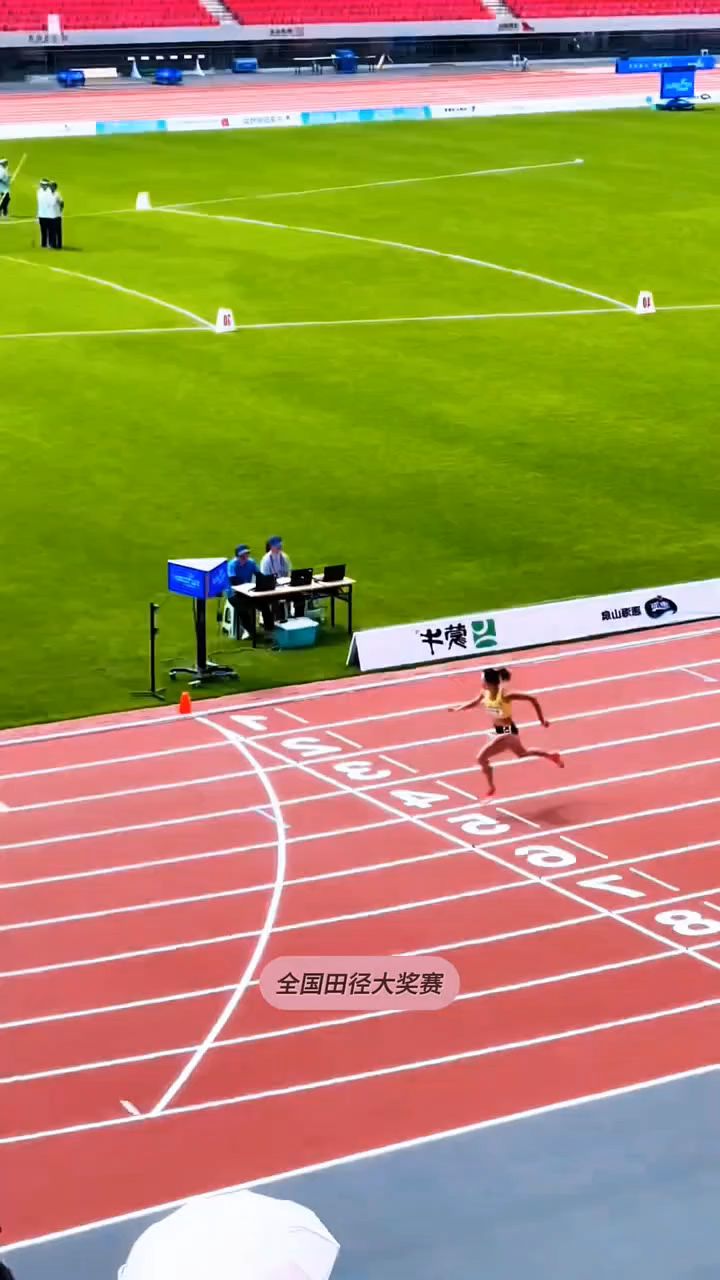 田径比赛选手奋力拼搏，一路领先的简单介绍